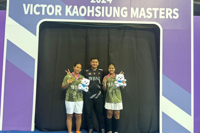 Pasangan ganda putri Indonesia, Jesita Putri Miantoro/Febi Setianingrum, berpose setelah menjuarai Kaohsiung Masters 2024 di K Arena, Taiwan, Minggu (23/6/2024).