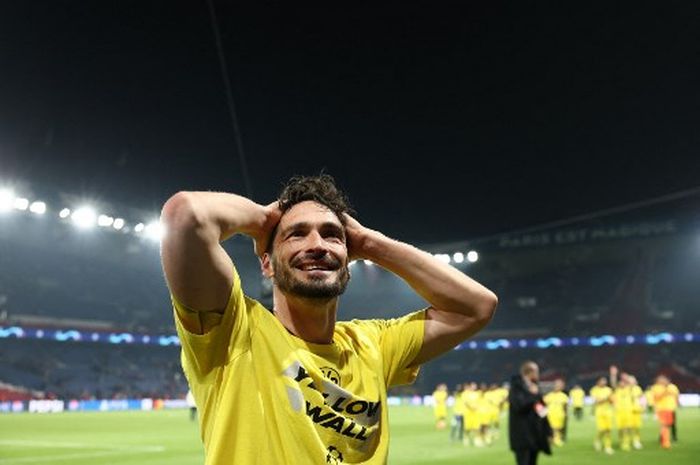 Setelah meninggalkan Borussia Dortmund di akhir musim 2023-2024, Mats Hummels diminati banyak tim termasuk klub Liga Italia milik orang Indonesia, Como. (FILES) Dortmund's German defender #15 Mats Hummels celebrates Dortmund's victory at the end of their UEFA Champions League semi-final second leg football match against Paris Saint-Germain (PSG) at the Parc des Princes stadium in Paris on May 7, 2024. Borussia Dortmund announced on June 14, 2024 defender Mats Hummels will leave after 13 years at the club. (Photo by FRANCK FIFE / AFP)