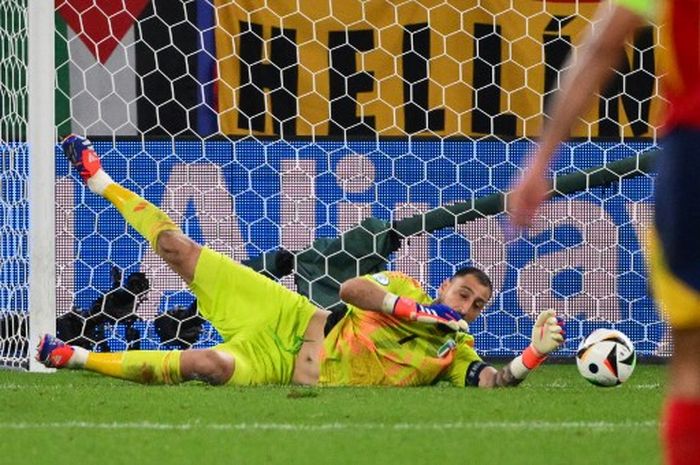 Kiper Timnas Italia, Gianluigi Donnarumma, membuat penyelamatan dalam laga Grup B EURO 2024 menghadapi Spanyol, Kamis (20/6/2024) di Gelsenkirchen.