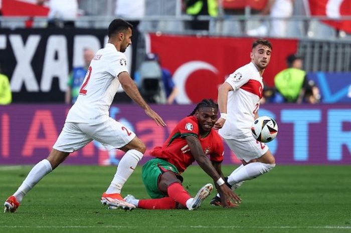 Rafael Leao (tengah), tampil buruk dalam dua pertandingan pertama Timnas Portugal di EURO 2024.