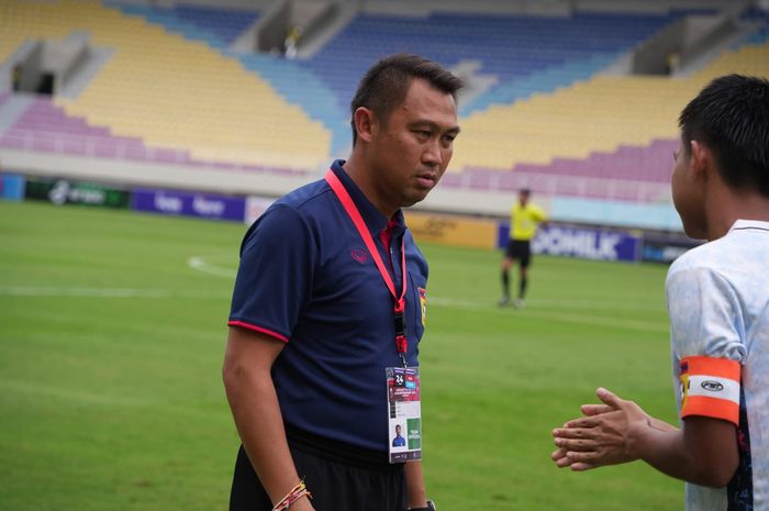 Pelatih Timnas U-16 Laos, Kanlaya Sysomvang saat menghadapi Singapura di Stadion Manahan, Surakarta pada laga kedua ASEAN Cup U-16 2024