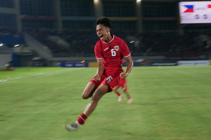 Pemain timnas U-16 Indonesia, Evandra Florasta, melakukan selebrasi setelah mencetak gol ke gawang Filipina pada laga ASEAN Cup U-16 2024 di Stadion Manahan, Solo, Senin (24/6/2024).