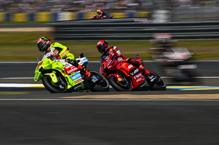 Pembalap timnya Valentino Rossi, Fabio Di Giannantonio (kiri) menyelesaikan MotoGP Thailand 2024 dengan perasaan campur aduk.
