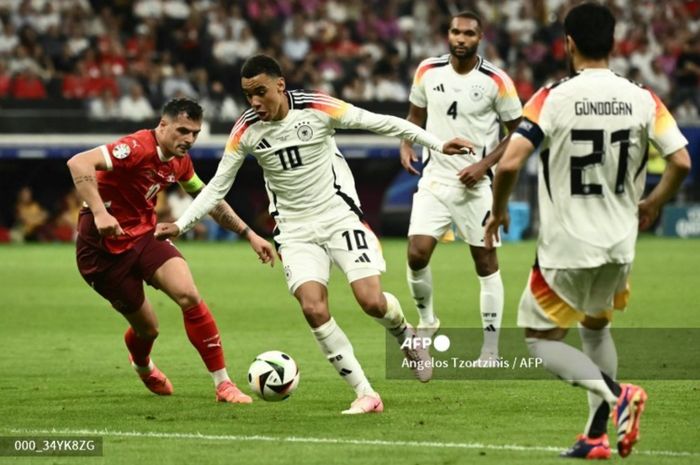 Bintang Timnas Jerman, yakni Jamal Musiala (dua dari kiri), tengah menguasai bola dan dijaga gelandang Timnas Swiss, Granit Xhaka, dalam laga ketiga Grup A Euro 2024.