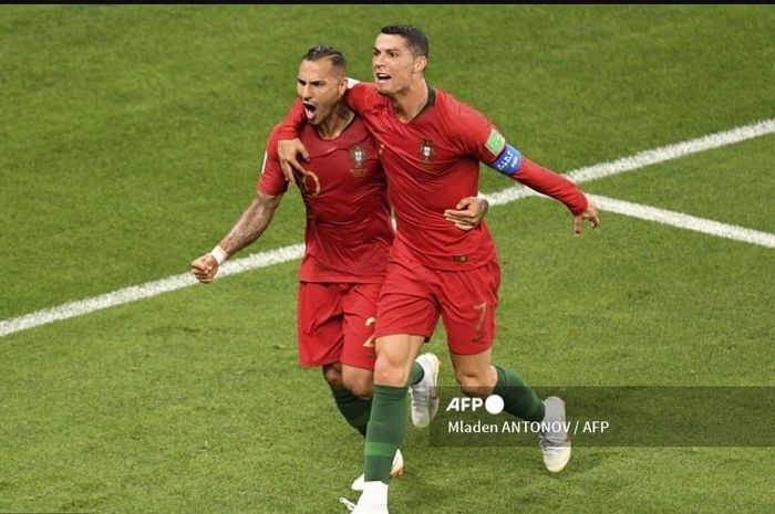 Mau cetak gol atau tidak, Cristiano Ronaldo harus tetap dimainkan timnas Portugal selagi masih bisa memimpin tim di Euro 2024 menurut Ricardo Quaresma (kiri).