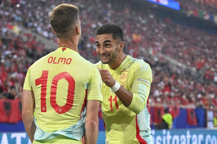 Penyerang timnas Spanyol, Ferran Torres, merayakan gol bersama Dani Olmo pada laga matchday ketiga Euro 2024 melawan timnas Albania di Duesseldof Arena, Senin (24/6/2024)