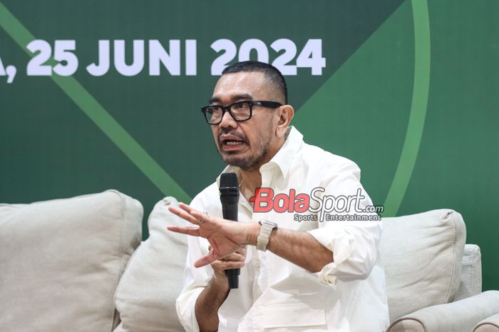 Anggota Komite Eksekutif PSSI, Arya Sinulingga, saat hadir dalam diskusi di GBK Arena, Senayan, Jakarta, Selasa (25/6/2024).