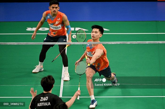 Ganda putra Malaysia, Choong Hon Jian/Muhammad Haikal, melakukan pengembalian ke arah Frederick Zhao/Jordan Yang dari Australia dalam pertandingan Australia Open 2024 di Sydney, Australia, 11 Juni 2024. 