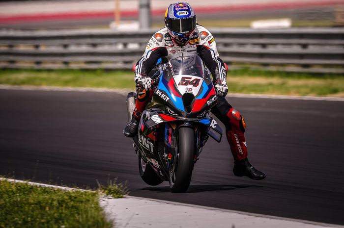 Pembalap WSBK dari tim ROKiT BMW Motorrad, Toprak Razgatlioglu saat menjani sesi tes WSBK di Sirkuit Cremona, Italia, Rabu (19/6/2024).