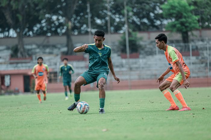 Pemain muda Persebaya Surabaya, Alfan Suaib, saat menjalani laga uji coba melawan Rakha FC, Senin (24/6/2024).