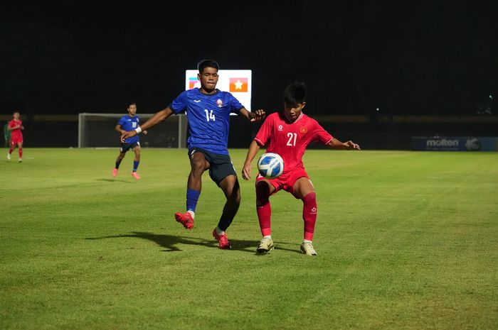 Suasana laga kedua Grup B ASEAN Cup U-16 2024 antara Vietnam vs Kamboja di Stadion Sriwedari, Surakarta, Selasa (25/6/2024) malam WIB