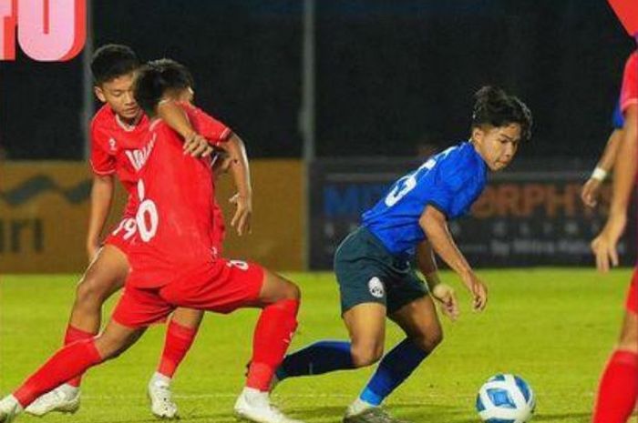 Suasana pertandingan Timnas U-16 Vietnam versus Timnas U-16 Kamboja pada laga Grup B ASEAN Cup U-16 2024.