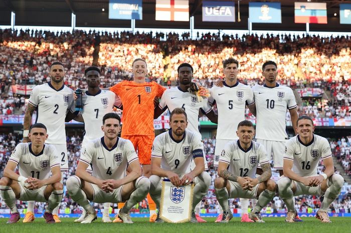 Skuad timnas Inggris berpose jelang kick-off laga Euro 2024 melawan Slovenia di Cologne Stadium (25/6/2024). Inggris berpotensi menghadapi rival kuat, Belanda atau Belgia, di babak 16 besar.