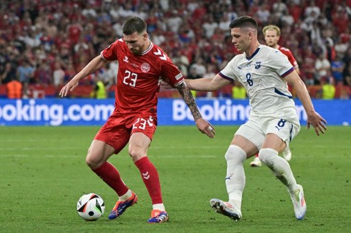 Gelandang Denmark, Pierre-Emile Hojbjerg (23), berduel dengan striker Serbia, Luka Jovic, dalam laga Grup C EURO 2024 di Munich Football Arena, Selasa (25/6/2024).