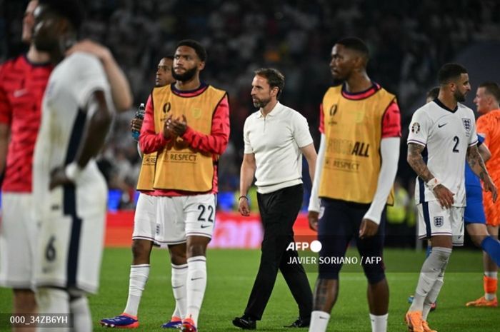 Pelatih Gareth Southgate di tengah pemain Timnas Inggris setelah memastikan diri lolos ke babak 16 besar EURO 2024, Selasa (25/6/2024).