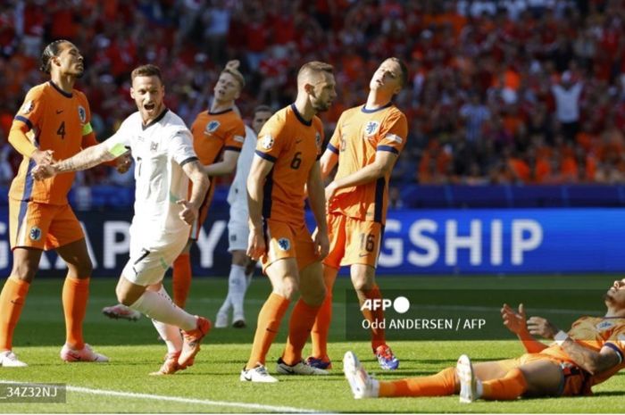 Reaksi pemain Belanda, Donyell Malen (kanan), setelah membuat gol bunuh diri dalam laga melawan Austria di Grup D EURO 2024, Selasa (25/6/2024) di Berlin.