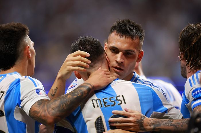 Lautaro Martinez memeluk Lionel Messi setelah mencetak gol dalam duel Copa America 2024. Timnas Argentina lolos ke semifinal untuk menghadapi Kanada (9/7/2024).