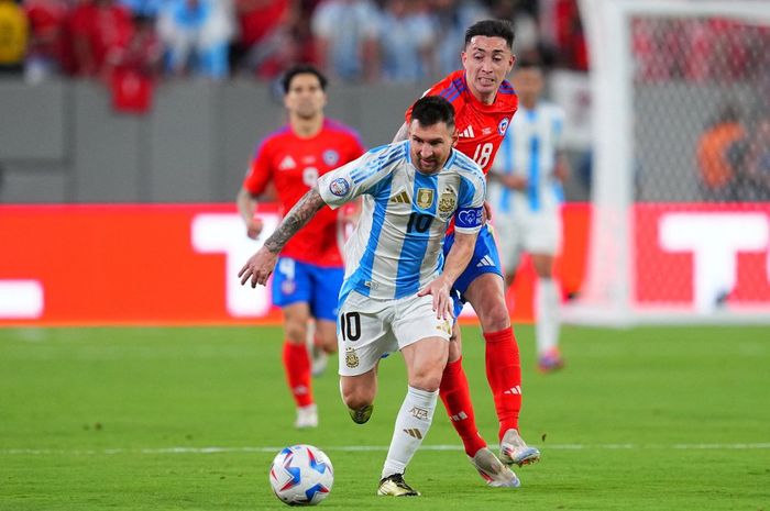 Aksi Lionel Messi saat membela Timnas Argentina menghadapi Timnas Cile pada matchday kedua Grup A Copa America 2024, Rabu (26/6/2024).