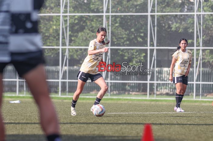 Noa Leatomu (kiri) sedang berlatih bersama timnas wanita Indonesia di Kawasan Senayan, Jakarta, Rabu (26/6/2024).