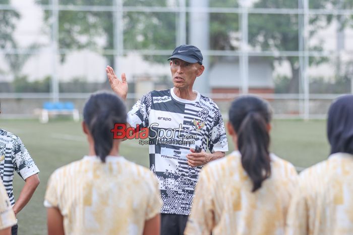 Pelatih timnas wanita Indonesia, Satoru Mochizuki, sedang memberikan intruksi kepada para pemainnya saat berlatih di Kawasan Senayan, Jakarta, Rabu (26/6/2024).