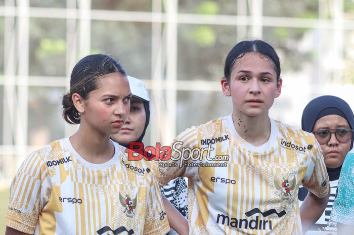 Noa Leatomu (kanan) dan Estella Loupatty (kiri) saat mengikuti latihan bersama timnas wanita Indonesia di Kawasan Senayan, Jakarta, Rabu (26/6/2024).