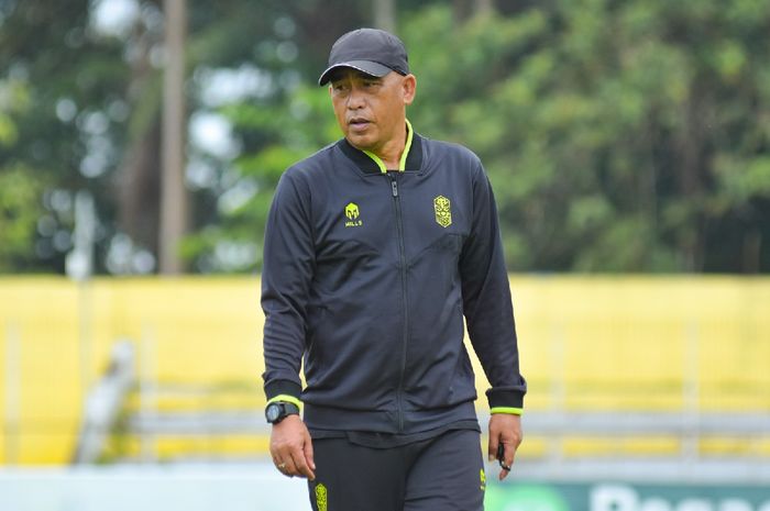 Pelatih Nusantara United, Salahuddin, saat memimpin latihan tim jelang Liga 2 2024/2025.