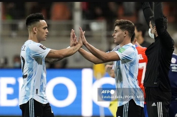 Timnas Argentina disebut wajar bisa lolos dari penyisihan grup Copa America 2024 dengan mudah karena punya dua penyerang terbaik di dunia, Lautaro Martinez (kiri) dan Julian Alvarez.