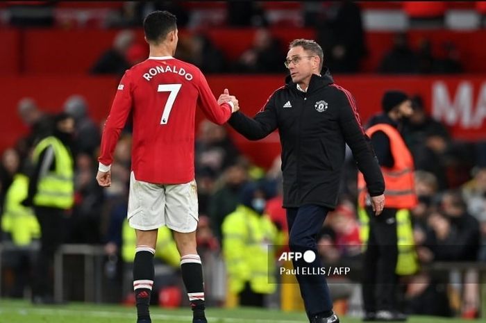 Ralf Rangnick (kanan) saat masih menjadi pelatih Manchester United, berjabat tangan dengan Cristiano Ronaldo.