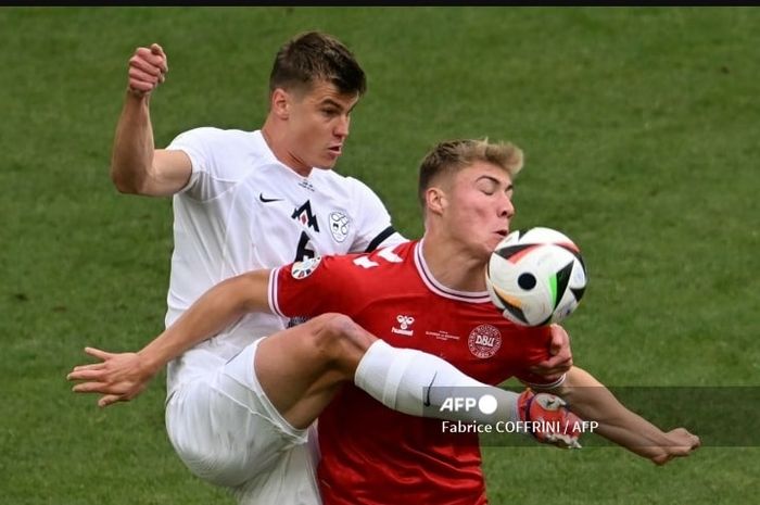 Rasmus Hojlund (kanan) berduel dengan Jaka Bijol dalam laga timnas Denmark vs Slovenia di Grup C Euro 2024. Denmark dan Slovenia lolos ke 16 besar temani timnas Inggris tanpa sekali pun raih kemenangan.