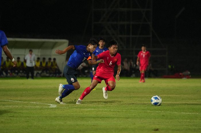 Duel antara pemain timnas U-16 Vietnam, Nguyen Thai Hoa, dan kapten timnas U-16 Kamboja, Noem Ovanda, pada matchday kedua Grup B ASEAN Cup U-16 2024.