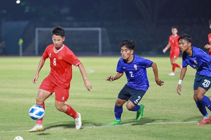 Suasana pertandingan Timnas U-16 Vietnam kontra Timnas U-16 Kamboja di Grup B ASEAN Cup U-16 2024.