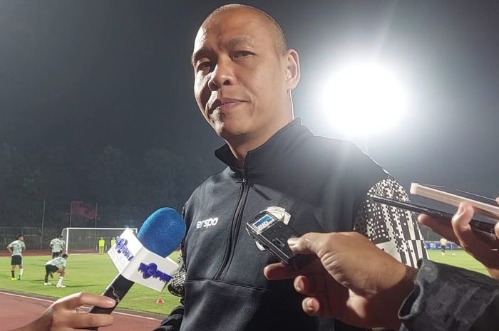 Pelatih timnas U-16 Indonesia, Nova Arianto, saat memberikan keterangan kepada media, Rabu (26/6/2024).