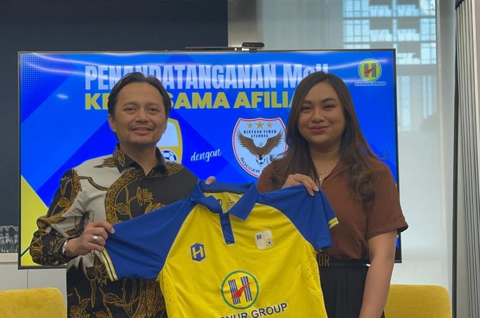 CEO Barito Putera, Hasnuryadi Sulaiman, bersama Manajer SSB Bintang Timur Atambua, Serena C Francis