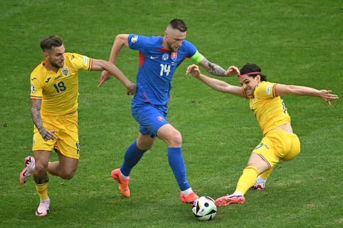 Bek Slovakia, Milan Skriniar, dikepung dua pemain Rumania, Denis Dragus dan Ianis Hagi, dalam laga Grup E EURO 2024 di Frankfurt, Rabu (26/4/2024).