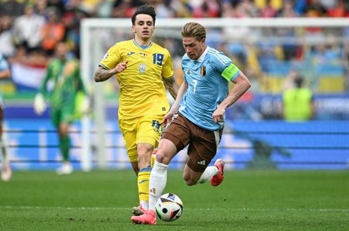 Gelandang Belgia, Kevin De Bruyne, dikejar pemain Ukraina, Mykola Shaparenko, dalam laga Grup E EURO 2024 di Stuttgart, Rabu (26/4/2024).