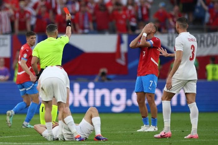 Wasit Istvan Kovacs memberikan kartu kuning kepada gelandang Ceko, Antonin Barak, dalam laga Grup F EURO 2024 melawan Turkiye, Rabu (26/6/2024) di Hamburg.