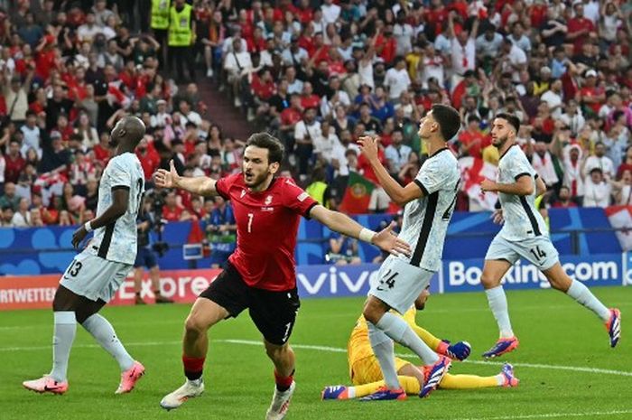 Penyerang Georgia, Khvicha Kvaratskhelia, menjebol gawang Portugal dalam laga terakhir Grup F EURO 2024 di Gelsenkirchen, Rabu (26/6/2024).