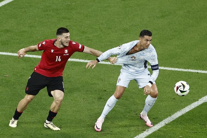 Insiden tarik jersei Cristiano Ronaldo oleh Luka Lochosvili dalam partai timnas Portugal vs Georgia di Grup F Euro 2024.