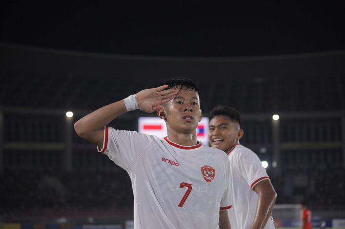 Pemain Timnas U-16 Indonesia, Muhammad Zahaby, saat melakukan selebrasi usai mencetak gol ke gawang Timnas U-16 Laos, Kamis (27/6/2024) di Solo.