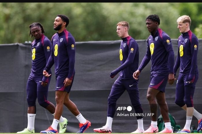 Dari kanan ke kiri: Anthony Gordon, Kobbie Mainoo, dan Cole Palmer dalam sesi latihan timnas Inggris jelang duel Euro 2024.