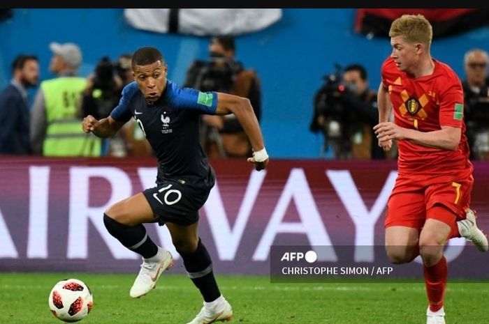 Kylian Mbappe (kiri) dan Kevin De Bruyne saat berduel pada pertandingan timnas Prancis vs timnas Belgia di Piala Dunia 2018. Kedua tim akan dipertemukan kembali pada babak 16 besar Euro 2024.