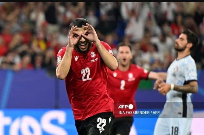 Bomber timnas Georgia, Georges Mikautadze, merayakan gol ke gawang timnas Portugal dalam laga Grup F Euro 2024. Mikautadze memuncaki daftar top scorer sementara.