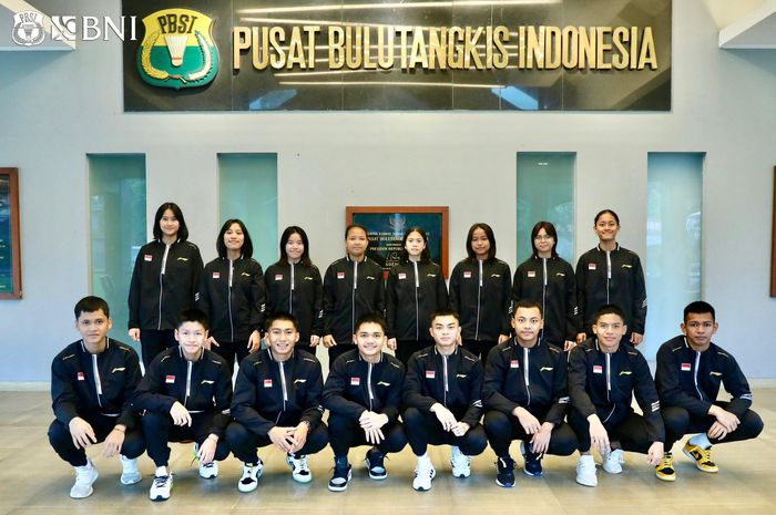 Tim bulu tangkis Indonesia yang akan berlaga pada Kejuaraan Asia Junior 2024 berpose di pelatnas Cipayung, Jakarta.