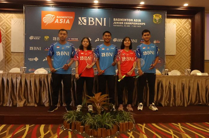 Tim bulu tangkis junior Indonesia pada konferensi pers jelang Kejuaraan Asia Junior 2024 di Hotel Victoria, Yogyakarta, Kamis, 27 Juni 2024