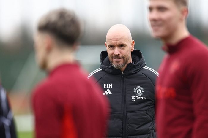 Erik ten Hag saat memimpin sesi latihan tim Man United di Kompleks Carrington (11/12/2023).