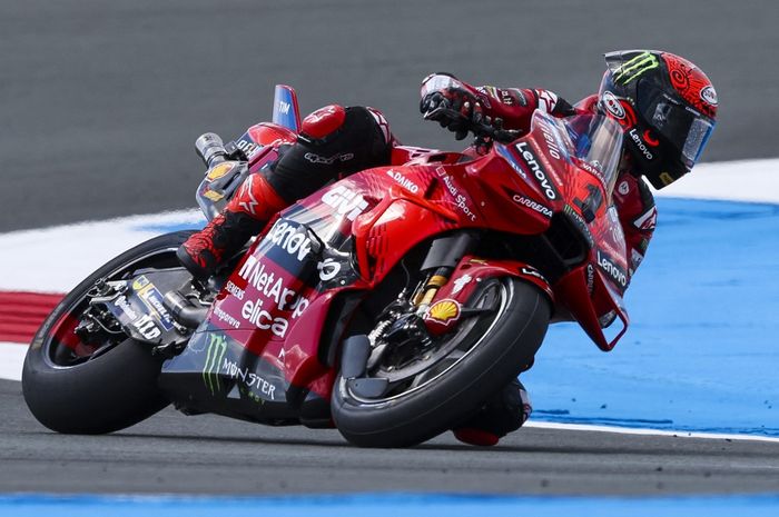 Pembalap Ducati, Francesco Bagnaia, pada sesi practice MotoGP Belanda 2024 di Sirkuit Assen, Jumat (28/6/2024).