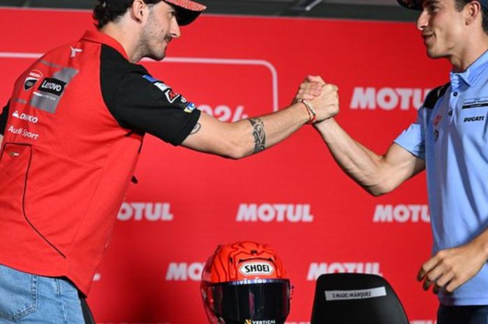 Francesco Bagnaia (kiri/Ducati) dan Marc Marquez (Gresini) bersalaman di sela konferensi pers jelang MotoGP Belanda 2024, Kamis (27/6/2024).