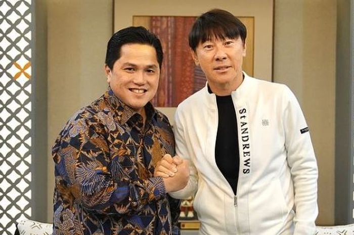 Media Korea Selatan soroti pernyataan Ketua Umum PSSI Erick Thohir (kiri) soal keluhan Shin Tae-yong di ASEAN Cup 2024.