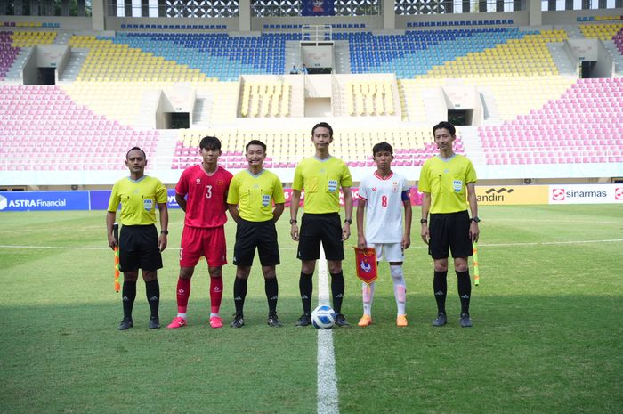 Suasana pertandingan antara Vietnam vs Myanmar pada matchday ketiga Grup B ASEAN Cup U-16 2024 di Stadion Manahan, Surakarta, Jumat (28/6/2024).