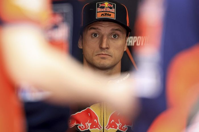 Pembalap Red Bull KTM, Jack Miller, berada di garasi sebelum kualifikasi MotoGP Portugal di Sirkuit Internasional Algarve, Portimao, Portugal, 23 Maret 2024.